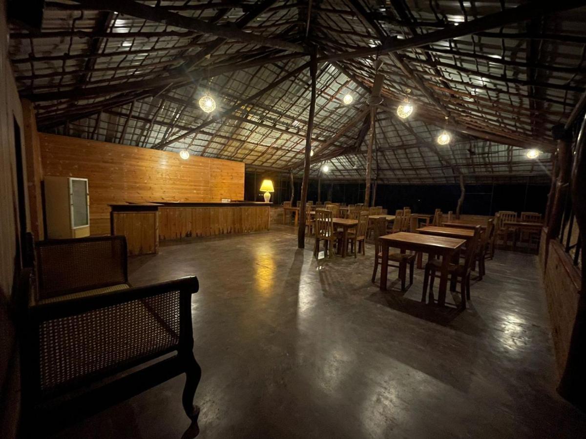 פולונרואה Hotel Lake Park מראה חיצוני תמונה