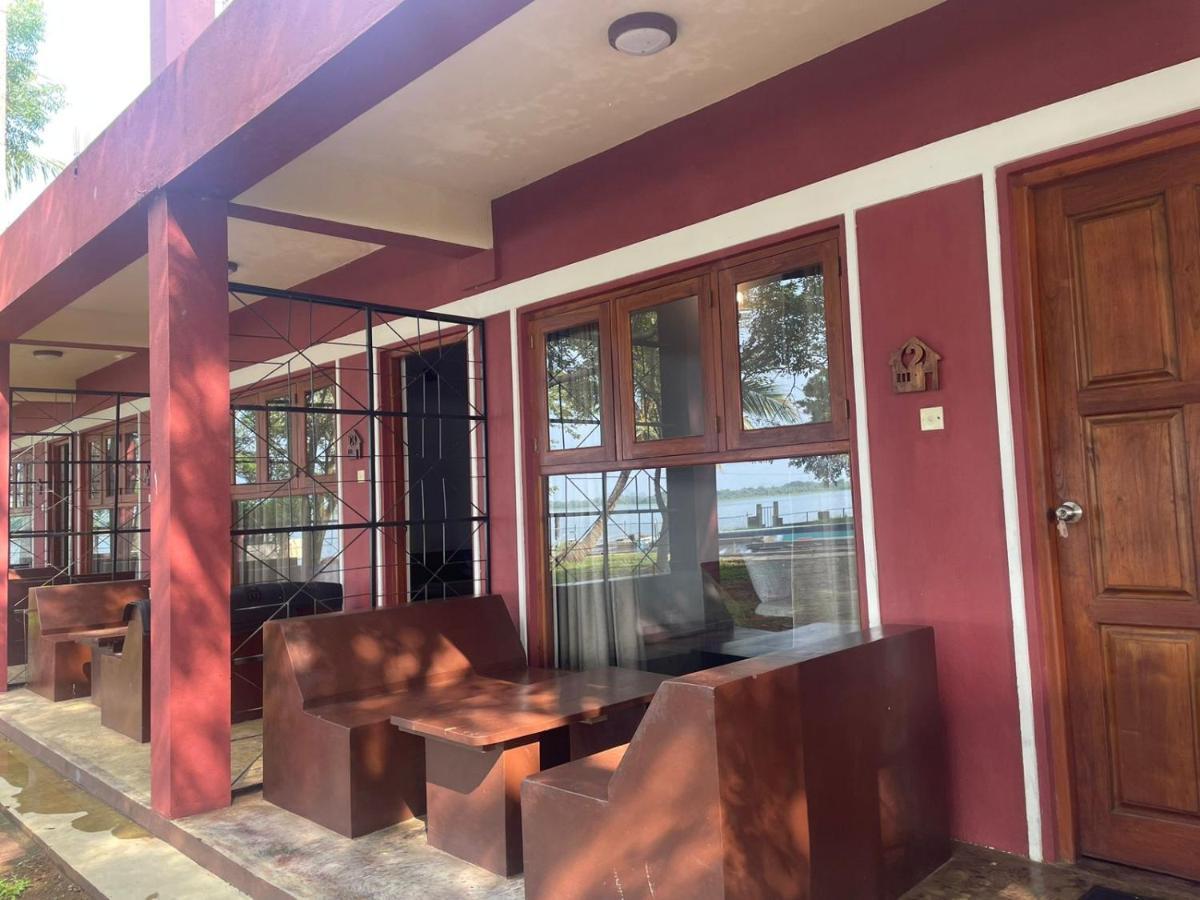 פולונרואה Hotel Lake Park מראה חיצוני תמונה