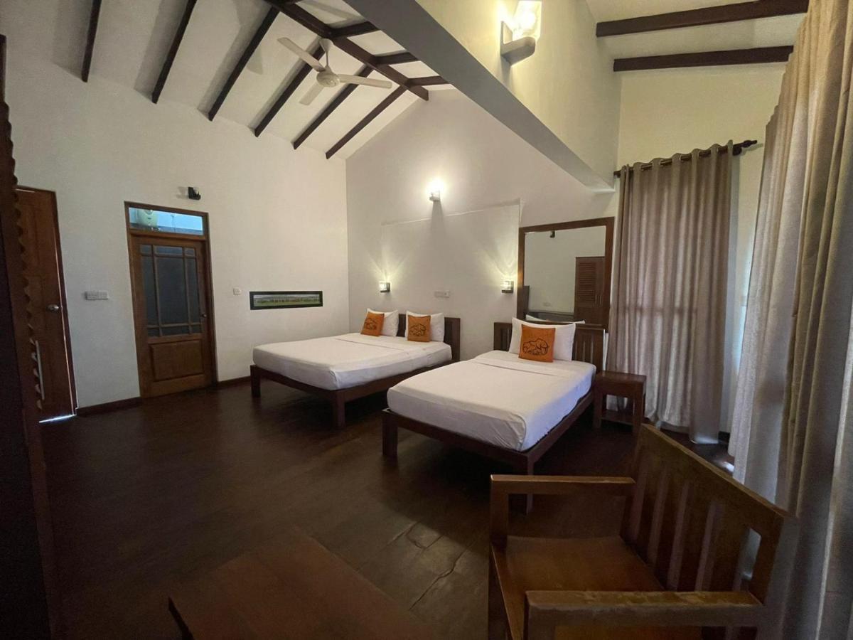 פולונרואה Hotel Lake Park מראה חיצוני תמונה