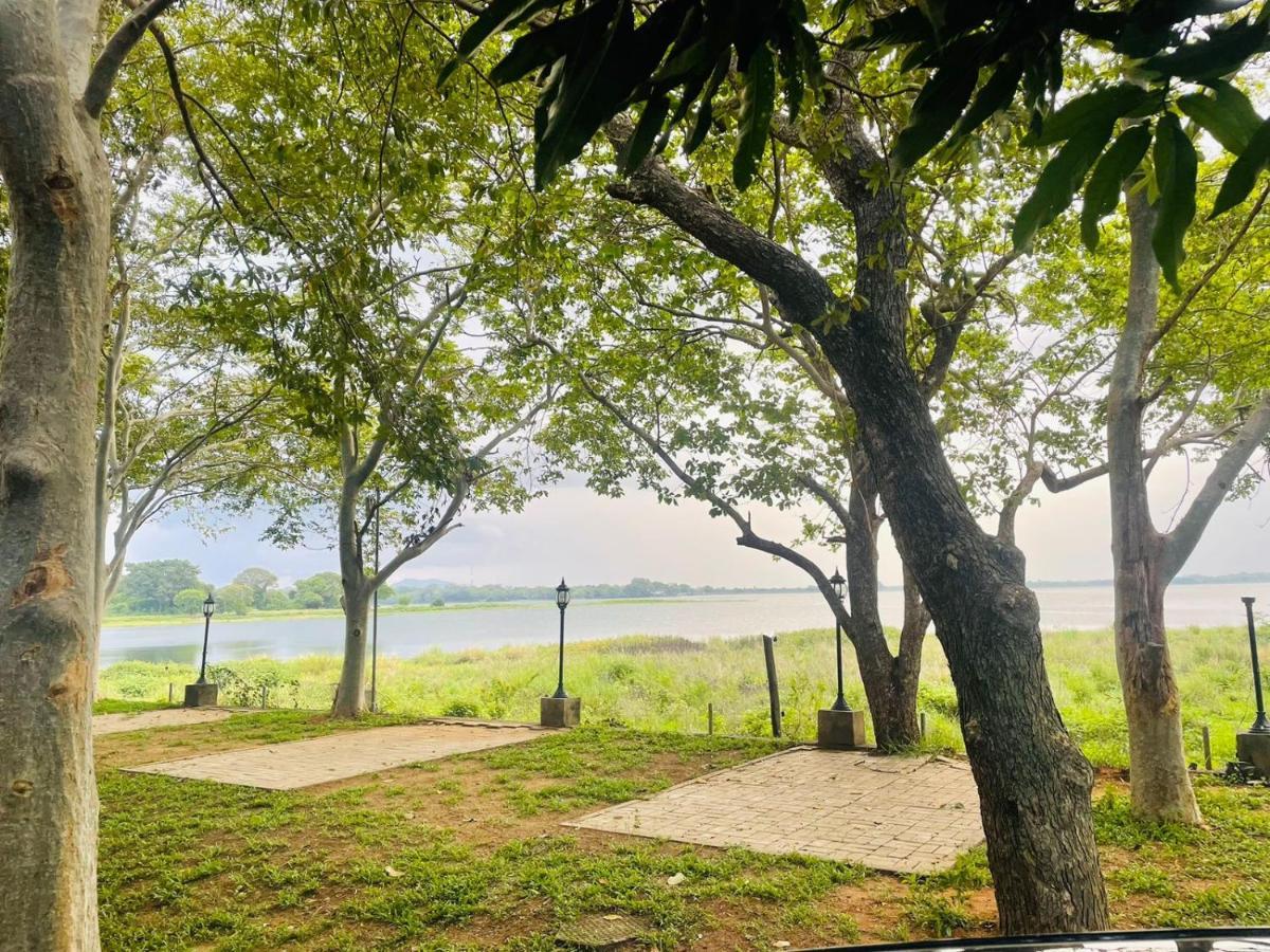 פולונרואה Hotel Lake Park מראה חיצוני תמונה