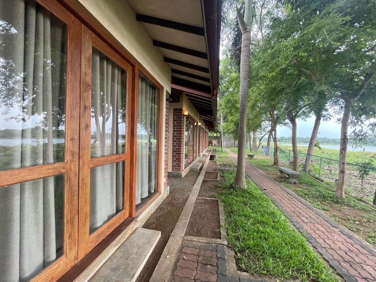 פולונרואה Hotel Lake Park מראה חיצוני תמונה